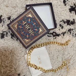 Like new dior choker necklace
